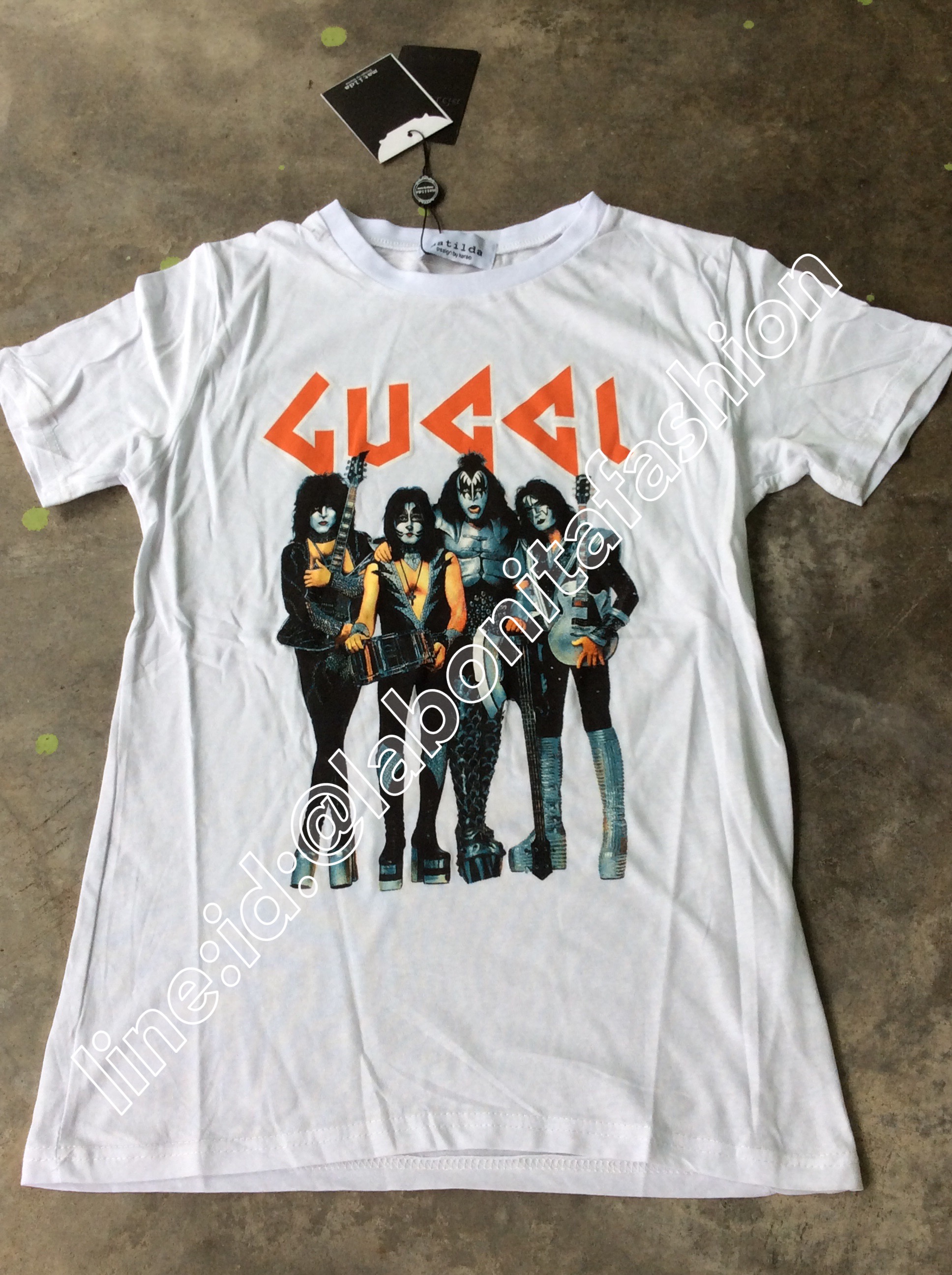 กับเสื้อยืดแขนสั้นแต่งคอกลม มาพร้อมงานสกรีนลวดลายสไตล์วินเทจแนวๆตรงด้านหน้าตัวเสื้อค่ะ ลายสกรีนคมชัด เนื้อผ้าดีสวมใส่สบายมากๆค่ะ ใส่สวยแบบ คุณ ญาญ่าญิ๋ง คุณ คิมเบอรรี่ คุณ ไอซ์ และ เซเลบ คนดัง ใส่กันเยอะค่ะลายสกรีนนี้