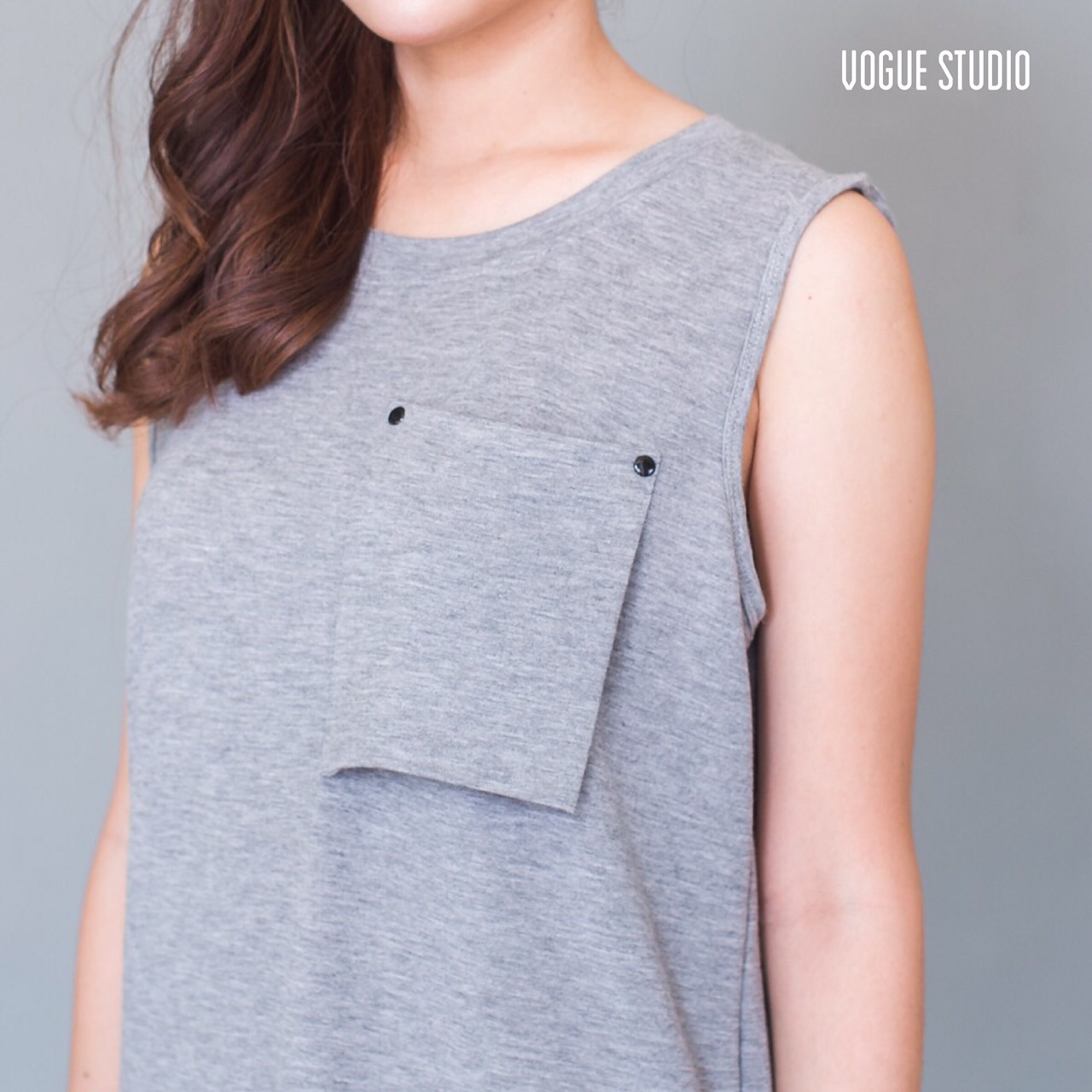 เดรสคอกลมตัวยาว เพิ่มลูกเล่นแต่งกระเป๋าเก๋ๆที่อก ผ่าชายเดรสด้านข้าง ใช้เนื้อผ้านิ่ม ใส่สบาย ทรงน่ารัก ให้ลุคเรียบเท่ สไตล์เกาหลีคะ