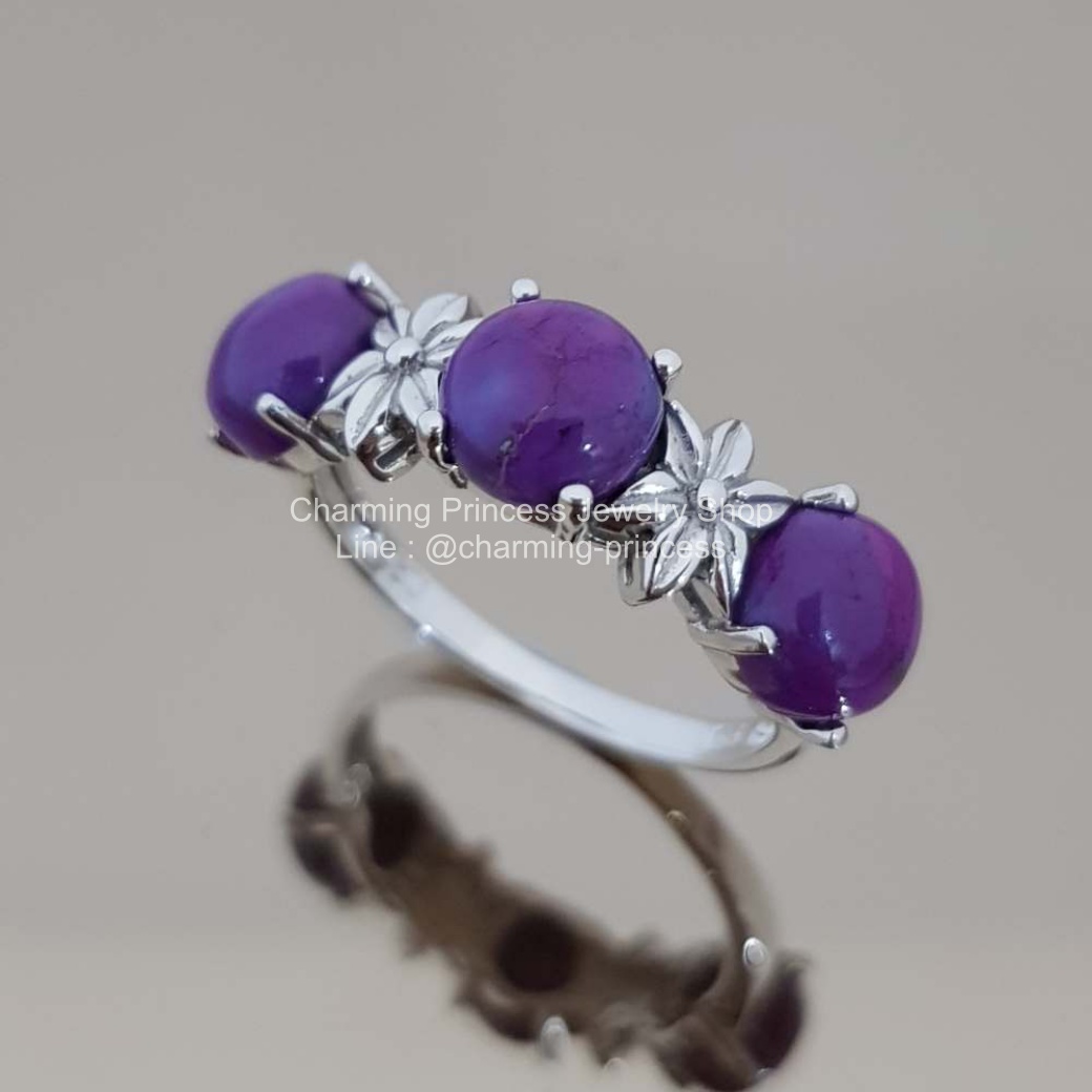 แหวนเทอร์ควอยซ์สีม่วง แหวนหินนําโชค เงินแท้ 925 พลอยสีม่วง ทรงกลม 7 มม / 3 เม็ด 925 Trinity, Three Stone Purple Turquoise with Daisy Ring