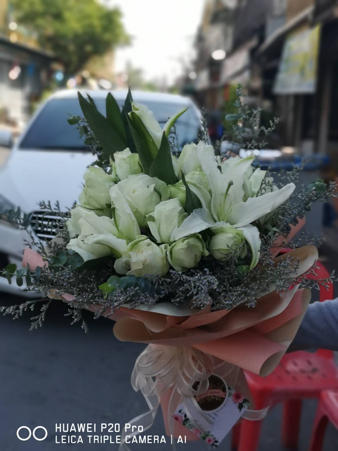 ช่อดอกกุหลาบสีขาวแซมดดอกลิลลี่ แทนความรู้สึก