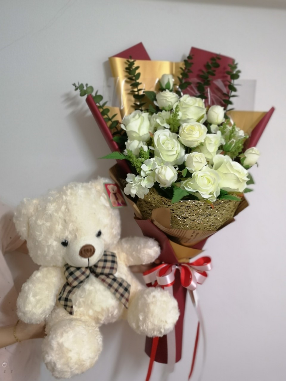 ช่อดอกกุหลาบขาว ทรงสูง (ดอกไม้ประดิษฐ์)