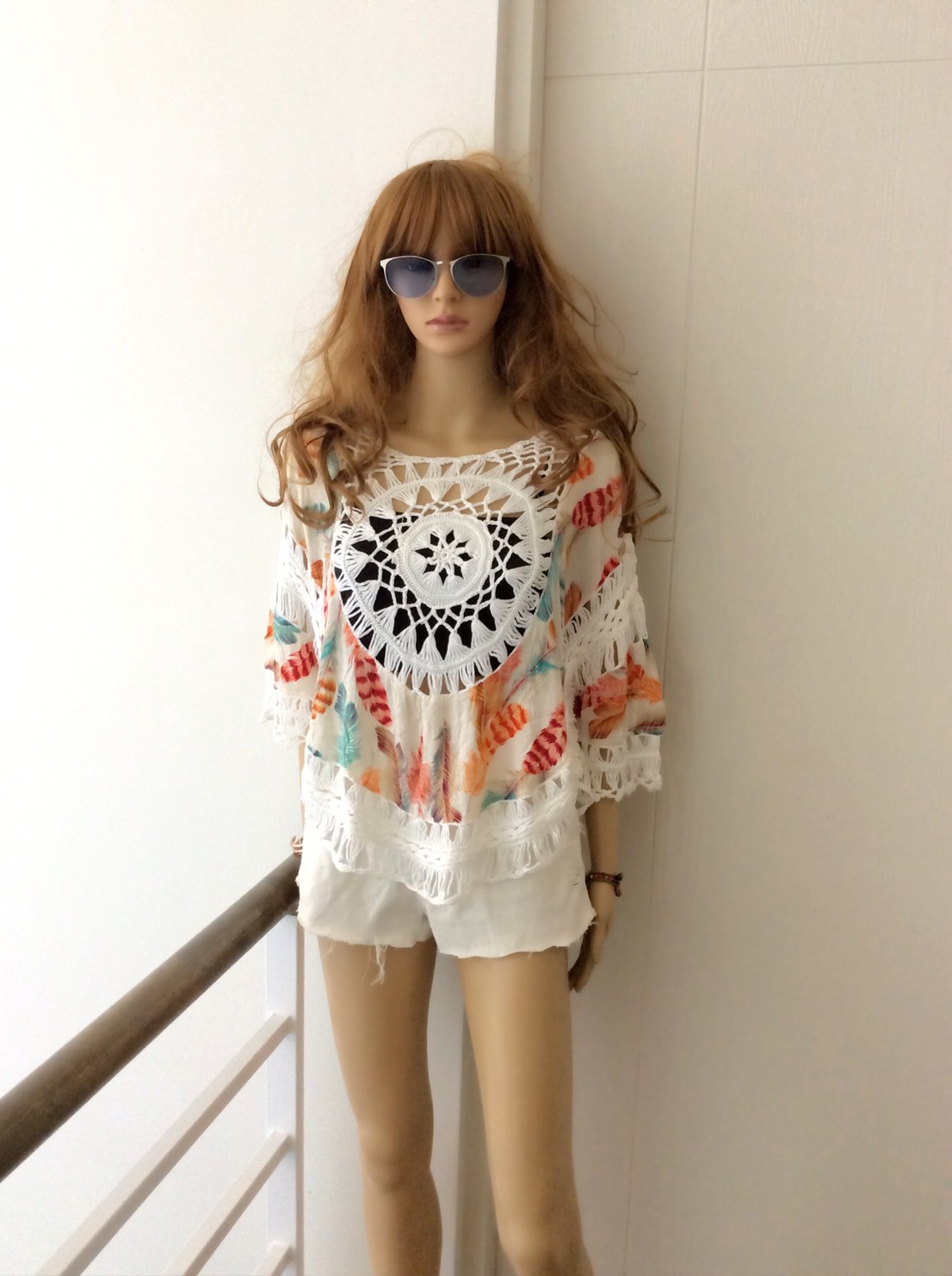 เสื้อโบฮีเมียน เสื้อถักตัดต่อผ้าปริ้นลายขนนกสีสดใส ทรงน่ารักมาก