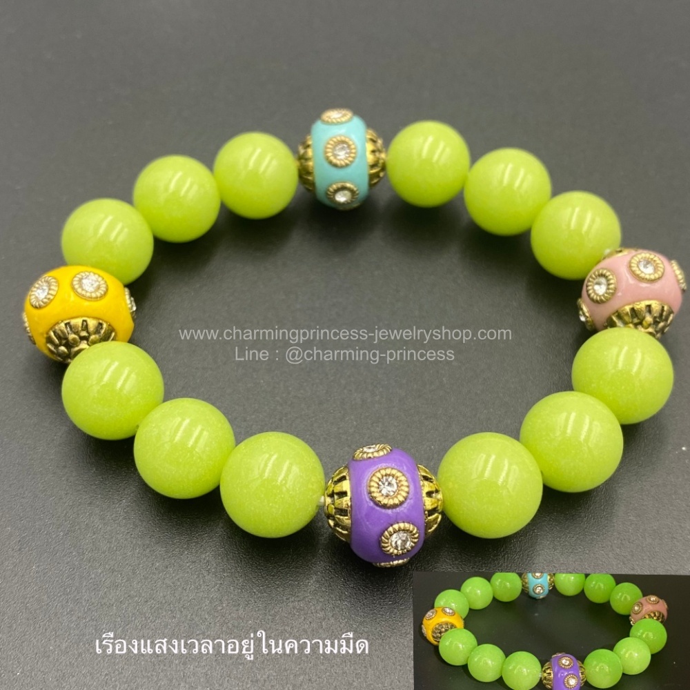 มุกราตรี หยกเรืองแสง 12 มม และตัวคั่นลงสี Enamel เชื่อว่าหินเรืองแสงเป็นหินแห่งความสุข ความคิดสร้างสรรค์ ความกระตือรือร้น ช่วยปรับการทำงานของหัวใจ ช่วยกระตุ้นทั้งจิตใจและร่างกายให้เป็นปกติ