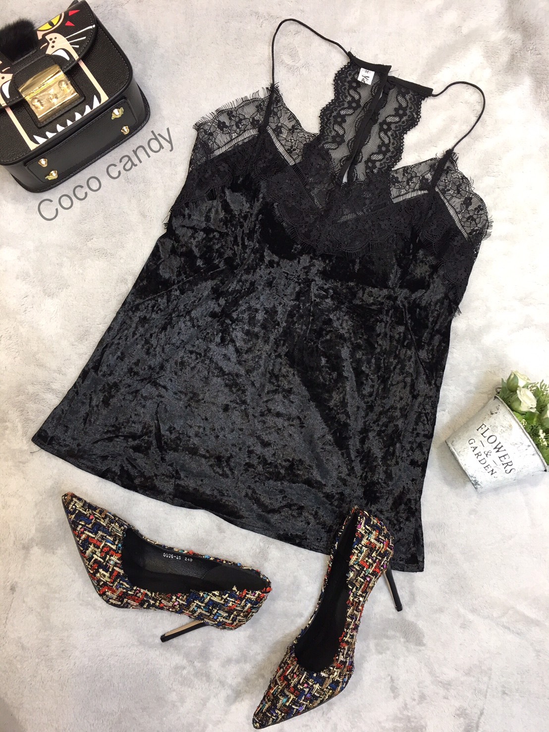 เสื้อสายเดี่ยวผ้ากำหยี่แซมลูกไม้แบบดาราใส่