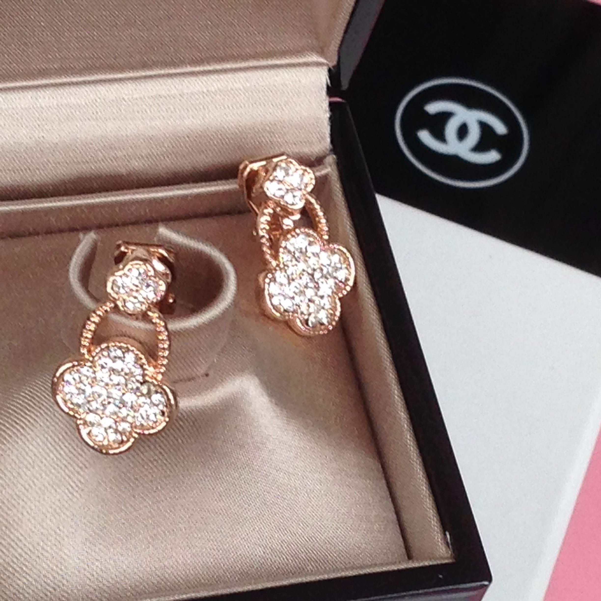 ต่างหูหนีบ Bowtie Alhambra Clip มีซิลิโคนรอง หนีบไม่เจ็บ เงินแท้92.5% ไม่เจาะหูก็สวยได้_EC106