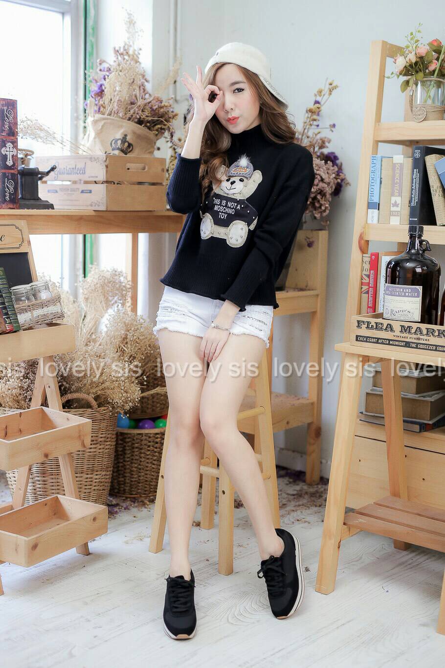 เสื้อไหมพรมแขนยาวคอเต่า งานปักน้องหมี แต่งหมุด แบรนด์ Moschino น่ารักมากๆค่า ตัวหมีดีเทลละเอียด ติดหมวกมีปอมน่ารัก เนื้อผ้าก็นุ่ม ใส่อุ่น งานเกรดดีค่า แนะนำๆเลยตัวนี้