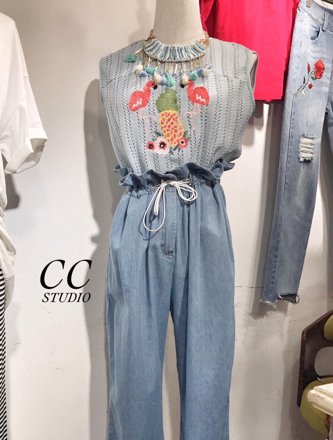 Set เสื้อลูกไม้แขนกุด ปักลายน่ารักค่ะ + มาพร้อมกางเกงยีนส์เอวสูง เนื้อยีนส์บาง เนื้อดีค่ะ ช่วงเอวรูดเก๋มากค่ะ Set นี้ น่ารักมากแยกแมทช์ได้นะค่ะ