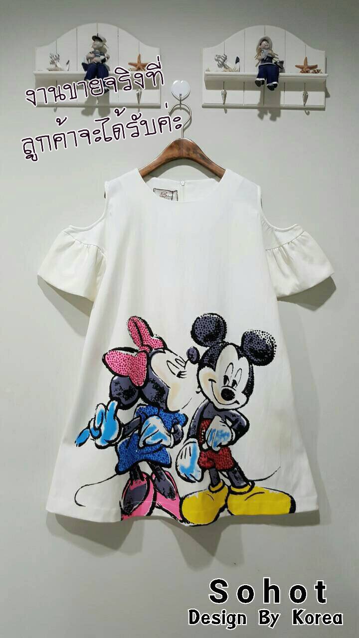 New Arrival เดรสมิกกี้เม้าท์น่ารักฝุดๆ คร้า เดรสผ้าเนื้อลินินด้านในรัดซับติดกับตัวผ้าไม่บางค่ะ เนื้อดีมากๆ ขอบอก ดีเทลแขนเว้าปลายแขนระบาย สกรีนลายมิกกี้เม้าท์ประดับเพชรสีๆ อย่างดี สาวๆ ห้ามพลาดนะค่ะงานจริงสวยมว๊ากกก