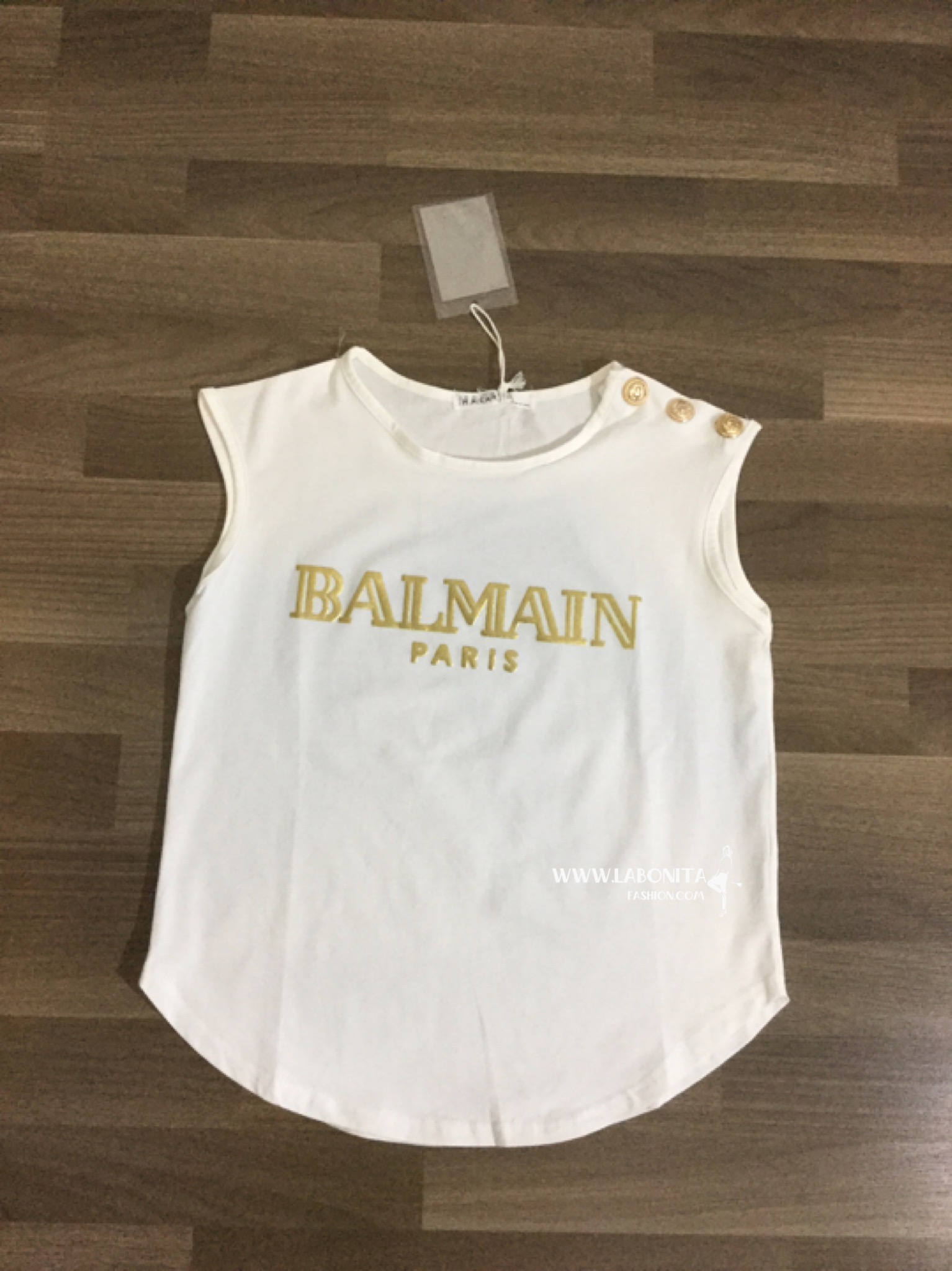 เสื้อยืดแขนกุด BALMAIN ติดกระดุมทองที่ไหล่แบบดาราใส่