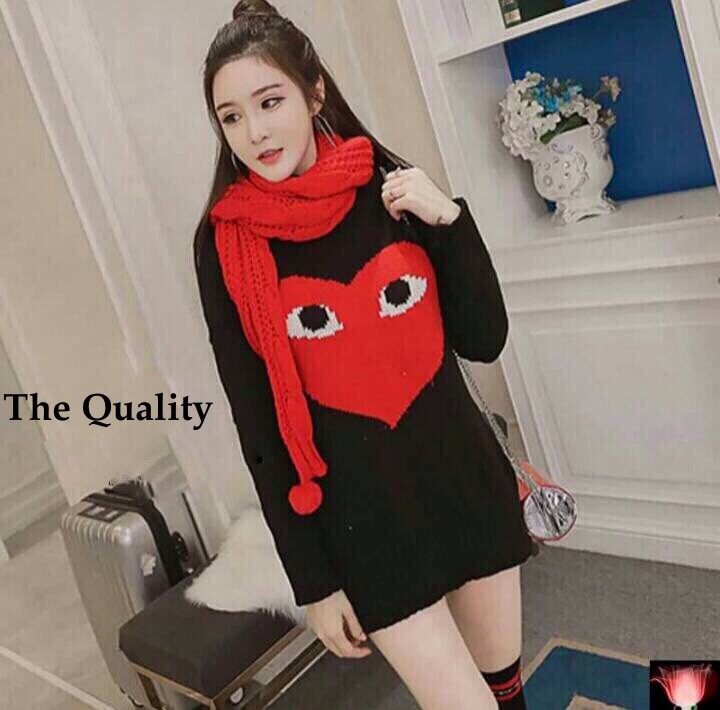 เดรสไหมพรมสีดำ ด้านหน้าทอรูปหัวใจสีแดง มาพร้อมผ้าพันคองานถักไหมพรมติดปลายตุ้งติ้งน่ารักมากๆ