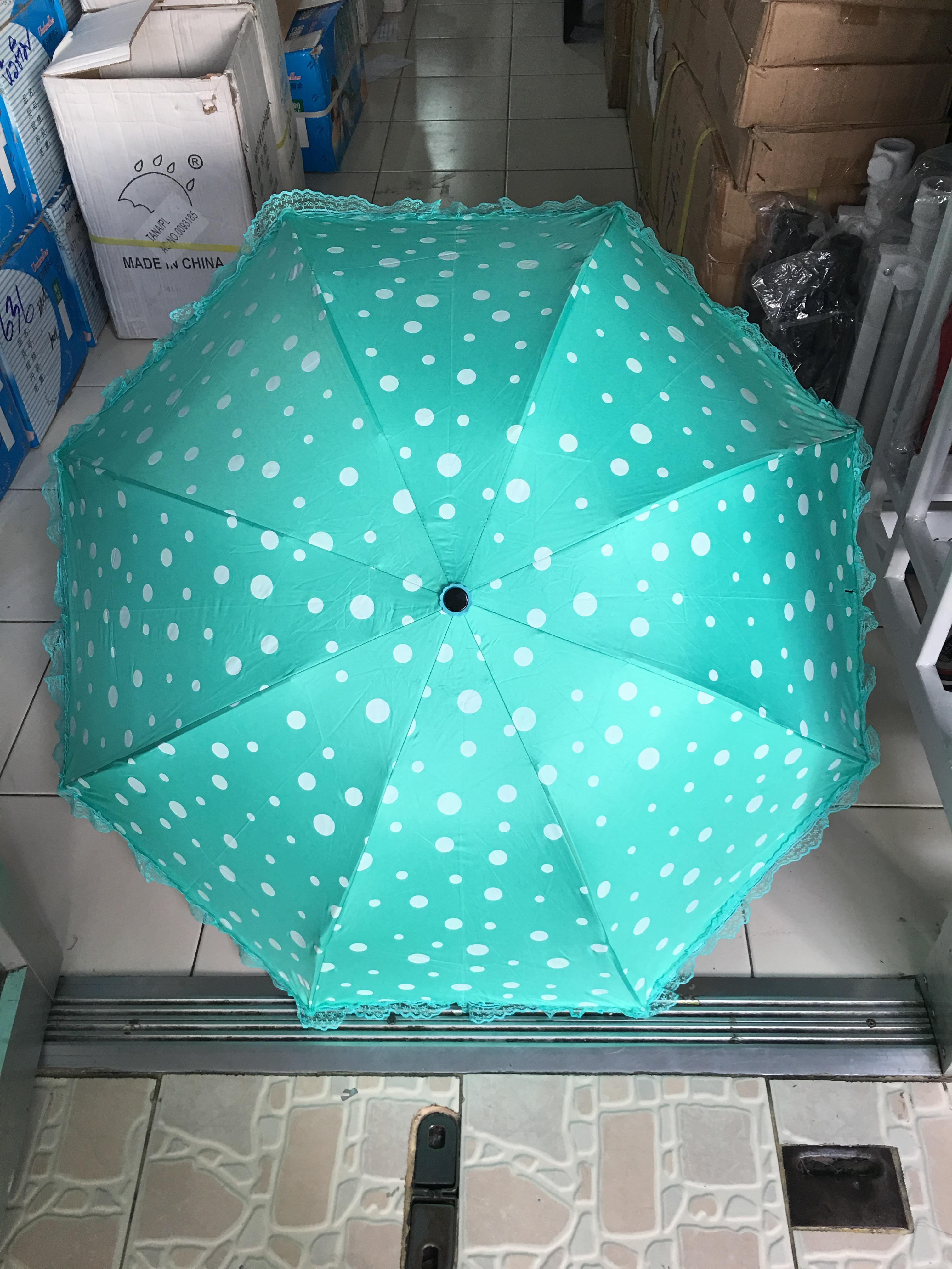 ร่มโค้งแฟชั่นลายจุดโดนแสงเปลียนสีได้ไม้มีระบายยูวีสีดำ