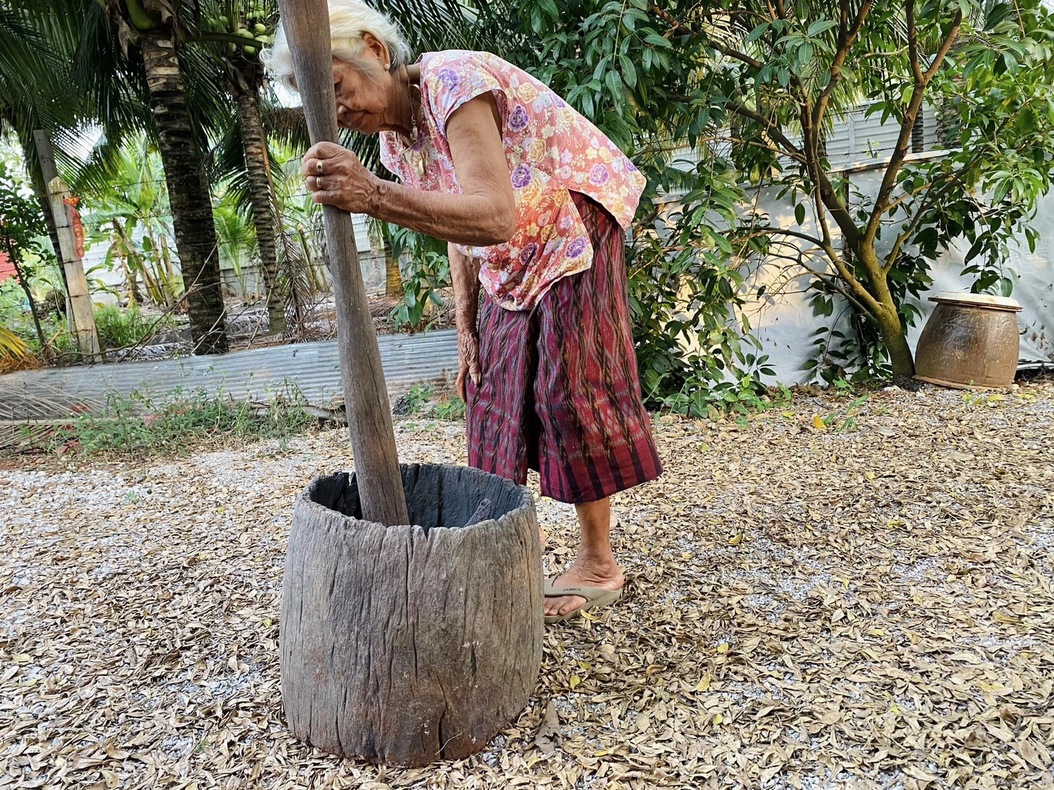 ครกตำข้าว ไม้แกะ ครกตำข้าวโบราณ สูงราว150ซม