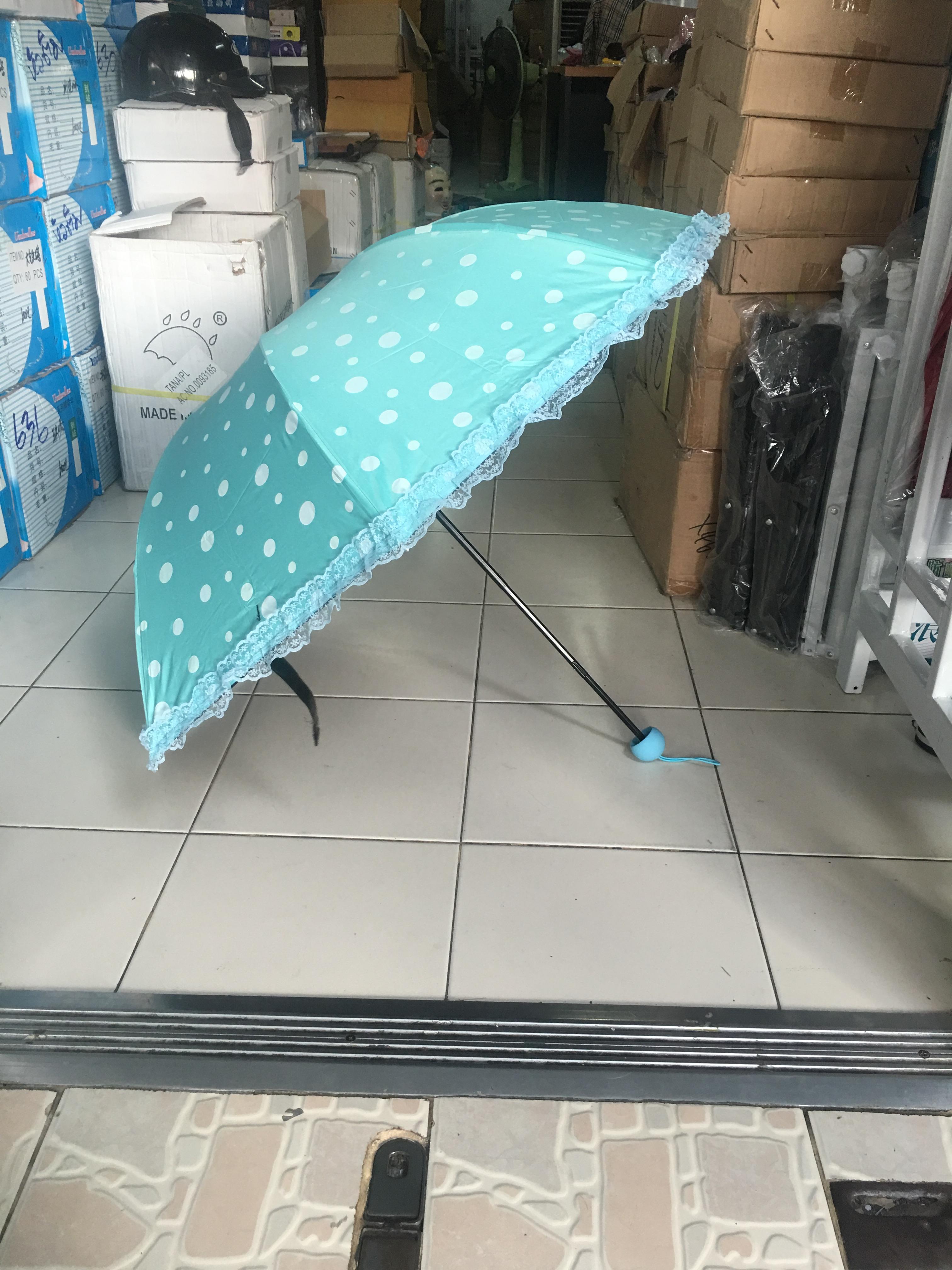ร่มโค้งแฟชั่นลายจุดโดนแสงเปลียนสีได้ไม้มีระบายยูวีสีดำ