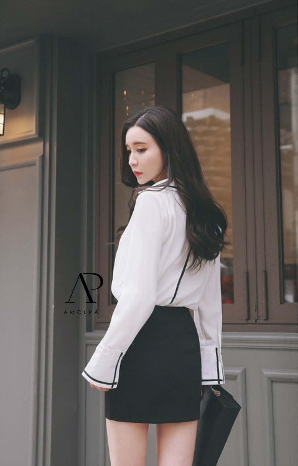 เสื้อเชิ้ตสไตล์เก๋ ที่คู่ควรกับคุณๆ ดีไซต์แขนบาน ปลายแขนปักหมุดอะไหล่สีเงินอย่างดี เนื้อผ้าชีฟองผ้าเนื้อละเอียด ลื่น มีน้ำหนัก ปลายแขนบานผ่า เดินริบบิ้นสีตัด ประดับกระดุมเม็ดใหญ่ สวยเก๋ใส่ง่าย ใส่สบายมากๆ รับรองตัวนี้ไม่ผิดหวัง จัดเลยจ้าา