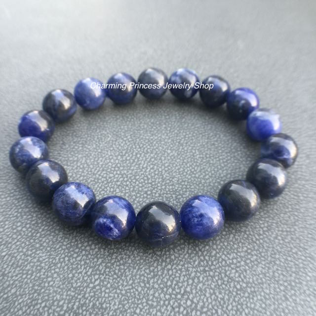 Sodalite โซดาไลท์ 10 มม เป็นหินที่ช่วยขจัดความหวาดกลัว และความกังวลใจต่างๆ ทำให้จิตใจสบาย