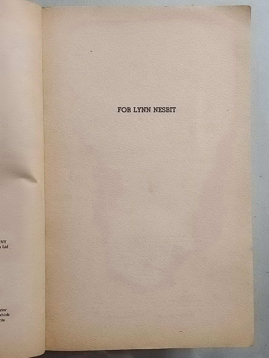 หนังสือมือสอง 100 นวนิยายภาษาอังกฤษเรื่อง THE SPHERE โดย MICHAEL CRICHTON จบในเล่มเดียว ความหนา 285 หน้า