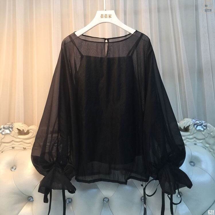 เสื้อผ้าออแกนซ่าเนื้อด้าน คอกว้างตัวโคล่งทรงปล่อย แขนปีกค้างคาวพองทรงบอลลูนที่ปลายแขนจั๊มผูกริบบิ้นสวยหวาน ใส่แบบสวมทางศรีษะติดกระดุมหลัง 1 เม็ด ไอเทมหวานปนหรูใส่กับอะไรก็สวยค่ะ