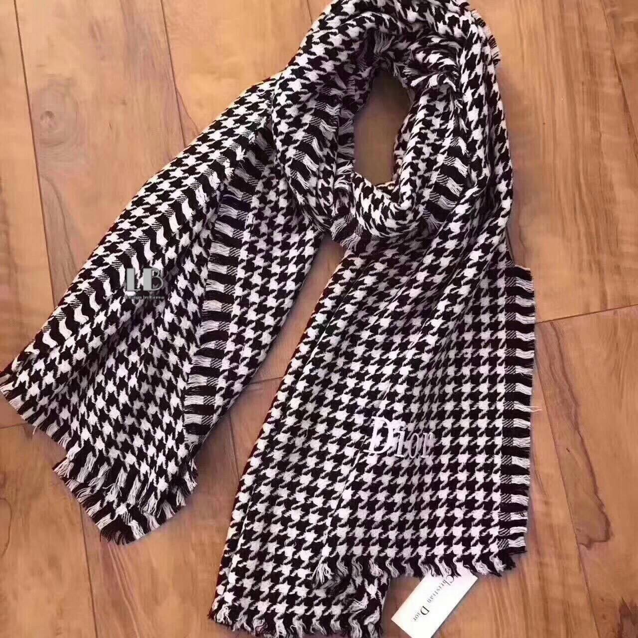 ผ้าคลุมไหล่ ผ้าพันคอ Dior ผ้าwool เนื้อดี นุ่ม ทอลายในตัว ลายคมชัดค่ะ หนาวนี้ห้ามพลาดค่ะ