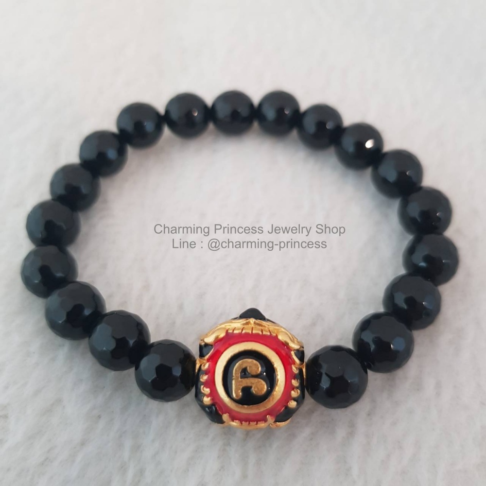 โอนิกซ์เจียรเหลี่ยม หินแก้ชง 8 มม ร้อยพร้อมลูกอมพระราหูนอโม ศรีวิชัย เนื้อสัมฤทธิ์ชุบทอง ลงยาสีดำแดง พลิกหนุนดวงชะตาราศีกลับร้ายกลายเป็นดี เสริมดวงหนุนดวงชะตา เสริมฐานะและเสริมเป็นความมงคลต่างๆในชีวิต และ ป้องกันภยันตราย