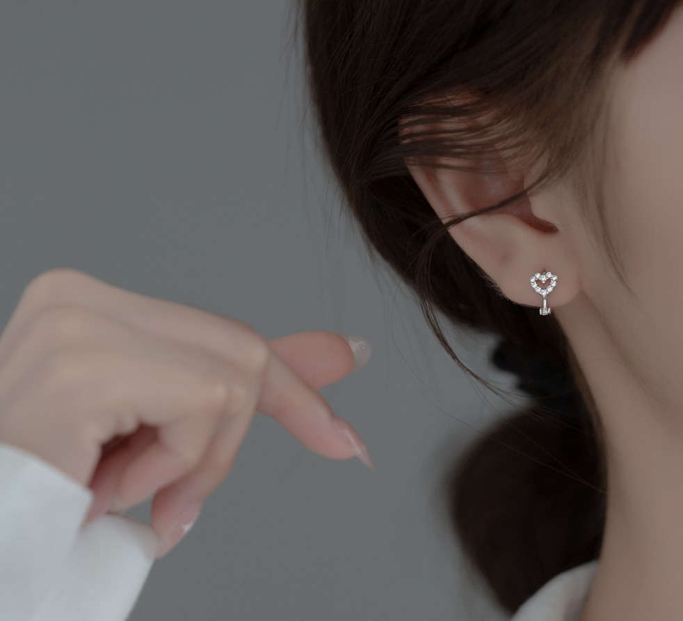 “เช็คสินค้าทัก line ก่อนโอนนะคะ”ต่างหูสำหรับผิวแพ้ง่าย เงินแท้ 92.5% Binky H_ES741