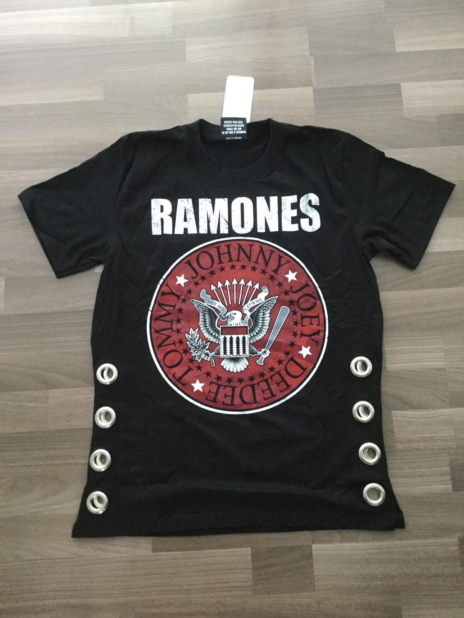 เสื้อยืดร็อค ดีเทลผ่าข้างตอกห่วงเก๋ๆ