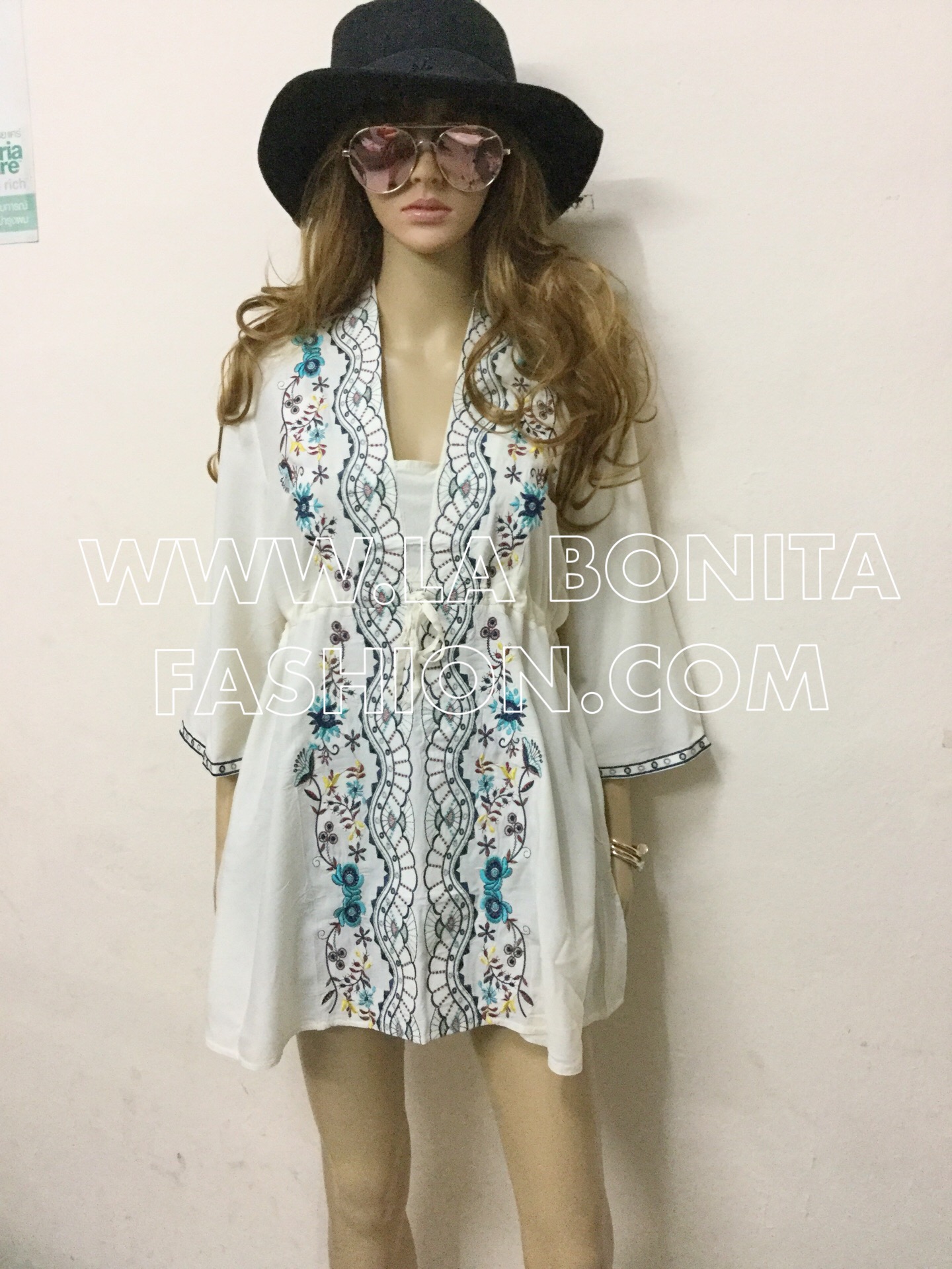 เดรสโบฮีเมียนคอวี มีเขือกปรับขนาดรอบเอว ปักลวดลาย ดอกไม้และเถาวัลย์งานปักสวยแน่น