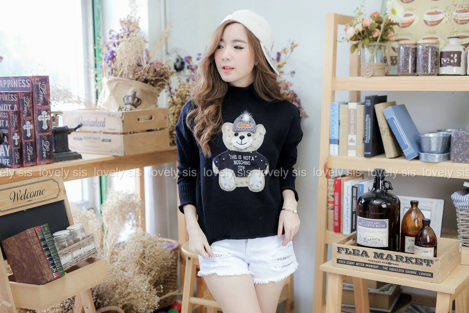 เสื้อไหมพรมแขนยาวคอเต่า งานปักน้องหมี แต่งหมุด แบรนด์ Moschino น่ารักมากๆค่า ตัวหมีดีเทลละเอียด ติดหมวกมีปอมน่ารัก เนื้อผ้าก็นุ่ม ใส่อุ่น งานเกรดดีค่า แนะนำๆเลยตัวนี้