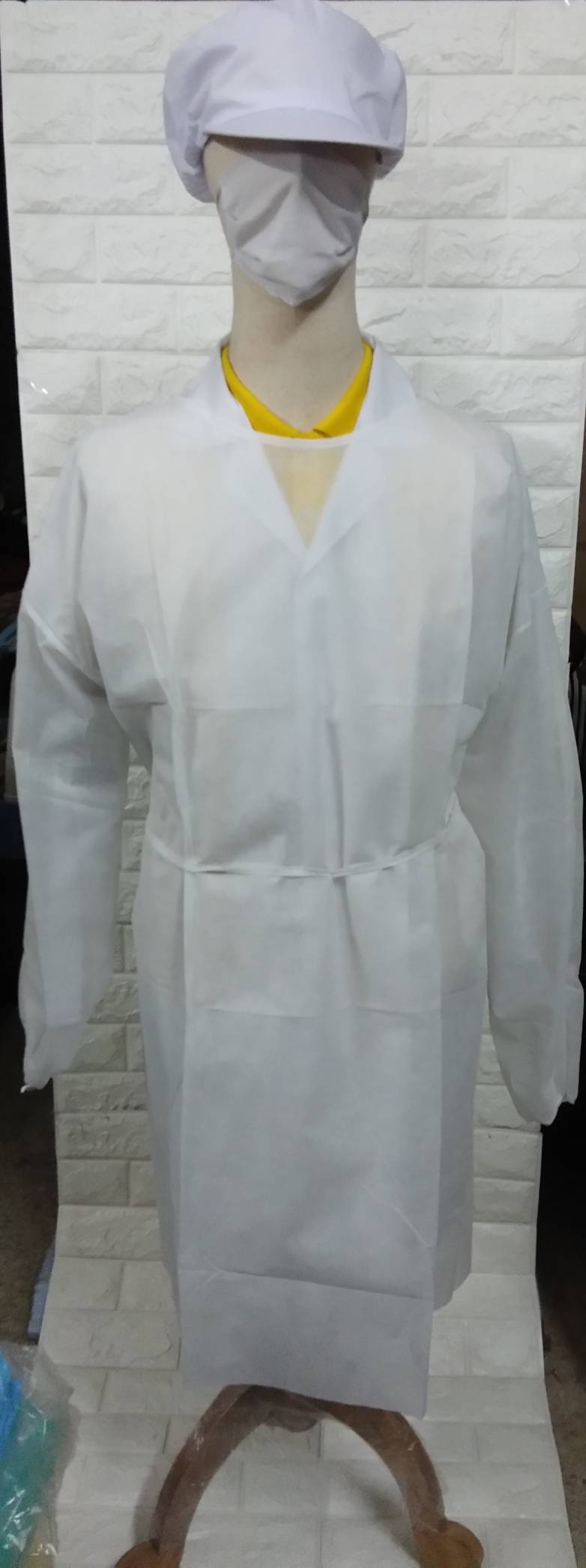 จำนวน 10 ตัว เสื้อคลุมชนิด Isolation Gown (แบบกันน้ำ) ใช้แล้วทิ้ง สำหรับการป้องกันผู้ปฏิบัติงานชนิดใช้ครั้งเดียวทิ้ง เพื่อลดการปนเปื้อน จากขณะปฏิบัติงาน