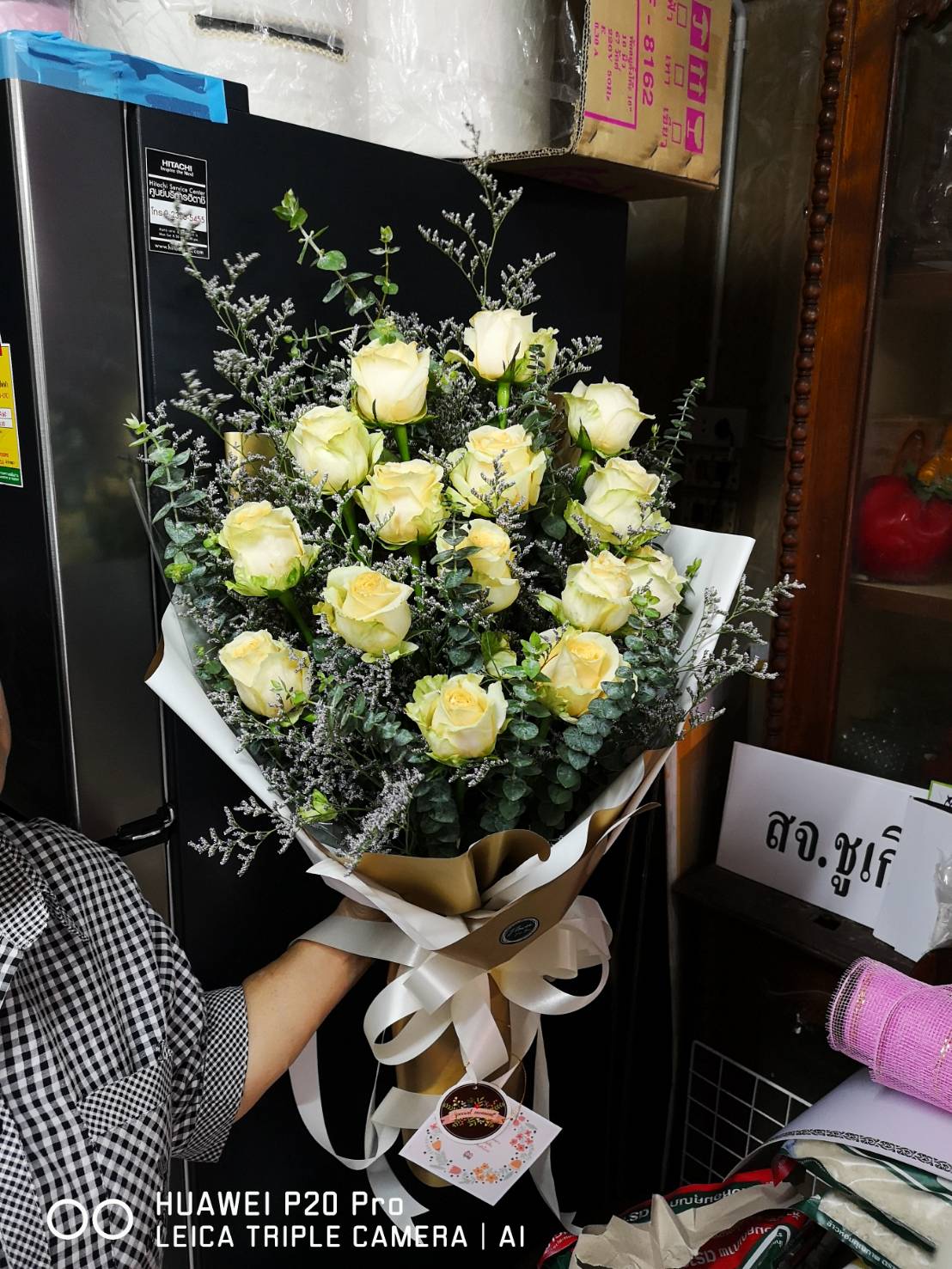 ช่อดอกกุหลาบสีครีม ห่อด้วยกระดาษสีขาวทอง ทรงสูง