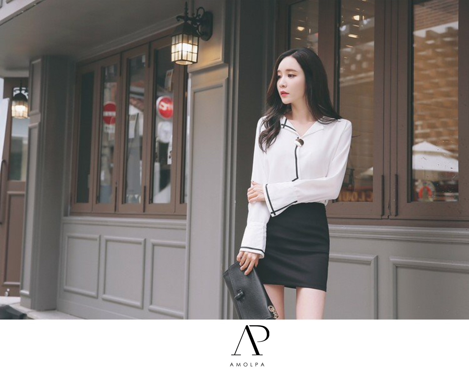 เสื้อเชิ้ตสไตล์เก๋ ที่คู่ควรกับคุณๆ ดีไซต์แขนบาน ปลายแขนปักหมุดอะไหล่สีเงินอย่างดี เนื้อผ้าชีฟองผ้าเนื้อละเอียด ลื่น มีน้ำหนัก ปลายแขนบานผ่า เดินริบบิ้นสีตัด ประดับกระดุมเม็ดใหญ่ สวยเก๋ใส่ง่าย ใส่สบายมากๆ รับรองตัวนี้ไม่ผิดหวัง จัดเลยจ้าา