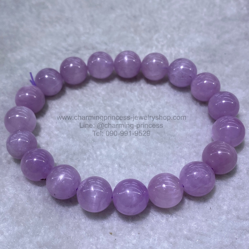 Kunzite คุนไซต์ หรือ คันไซต์ 10 มม อยากจะบอกว่ารักเธอ นำมาซึ่งความรักแบบไร้เงื่อนไข เหมาะมากสำหรับคนที่กำลังมีความรักแต่ไม่กล้าบอก พลังของหินจะช่วยสะท้อนความรู้สึกในใจของเราให้ฝ่ายตรงข้ามได้รับรู้โดยไม่ต้องเอ่ยปาก