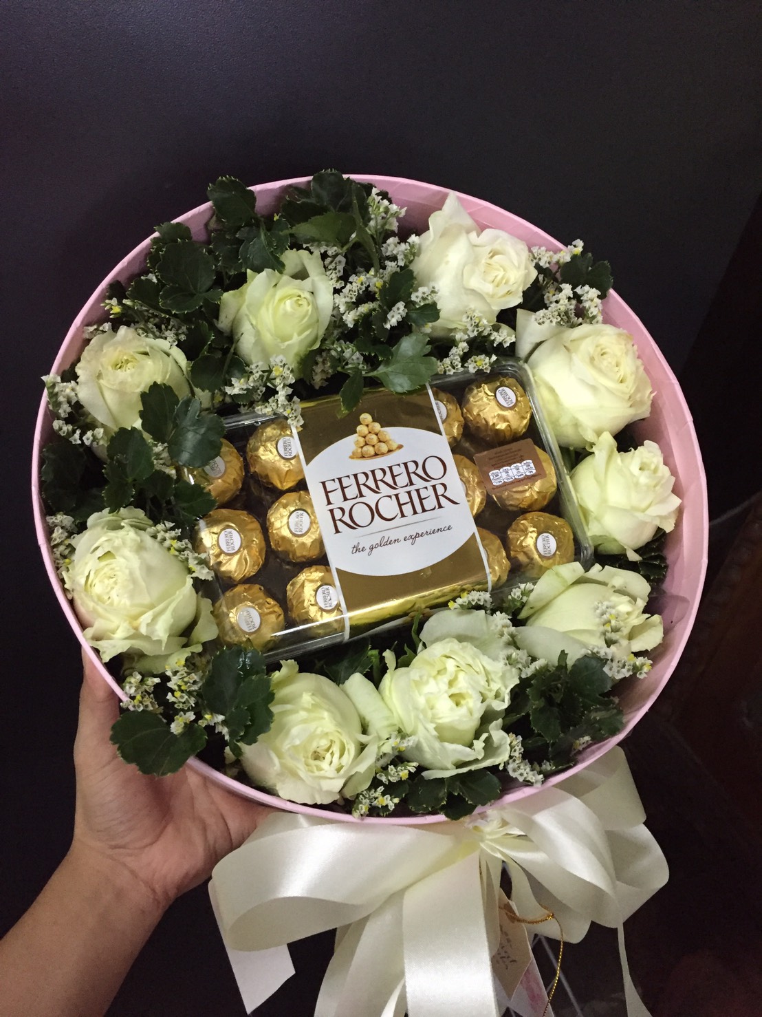 กล่องดอกกุหลาบขาวแซมดอกสุ๋ย กล่องโฟเรโร่ 30 ลูก (Flower Box)