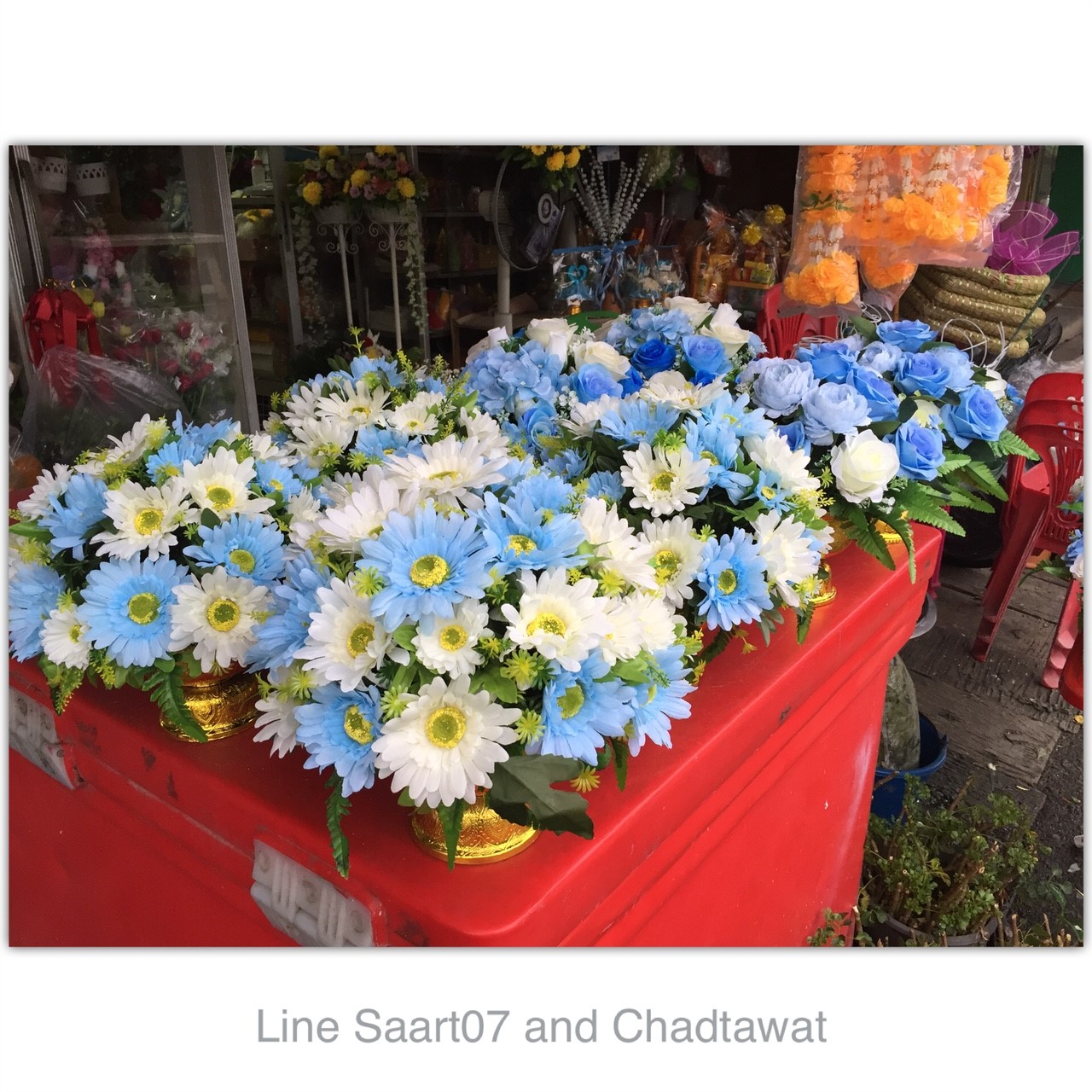 พานดอกไม้สีฟ้า
