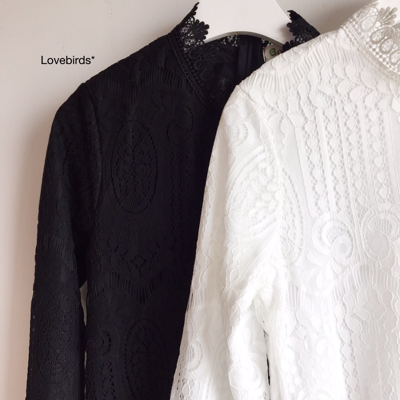 เดรสลูกไม้แต่งขอบที่คอและปลายชายเดรส ลายลูกไม้สวยมากๆ ผ้าดีตรงคอจะทำแบบสูงเล็กน้อยน่ารัก ตรงปลายก็ทำเป็นหยัก ด้านหลังใส่ซิป มีซับในทั้งตัว น่ารักมากๆค่า