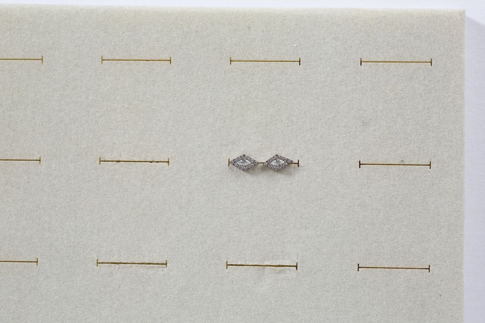 “เช็คสินค้าทัก line ก่อนโอนนะคะ”ไทเทเนี่ยม 100% ต่างหูสำหรับผิวแพ้ง่าย Diamond จิวแป้นแบนขันน็อต ขนาดก้านปกติ ราคา/ข้าง ETC133