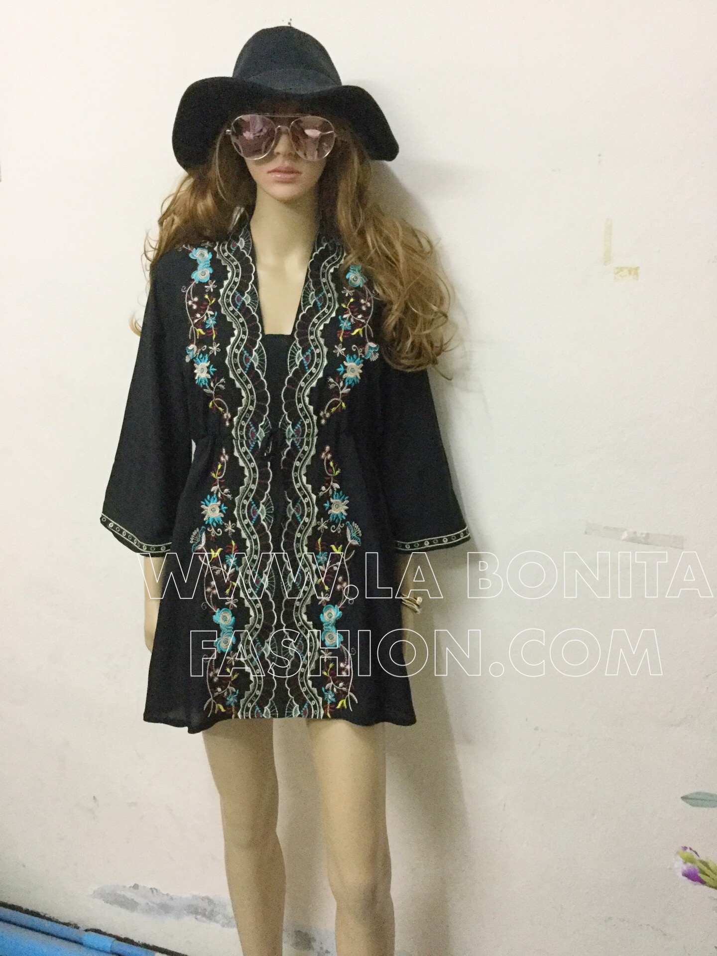 เดรสโบฮีเมียนคอวี มีเขือกปรับขนาดรอบเอว ปักลวดลาย ดอกไม้และเถาวัลย์งานปักสวยแน่น