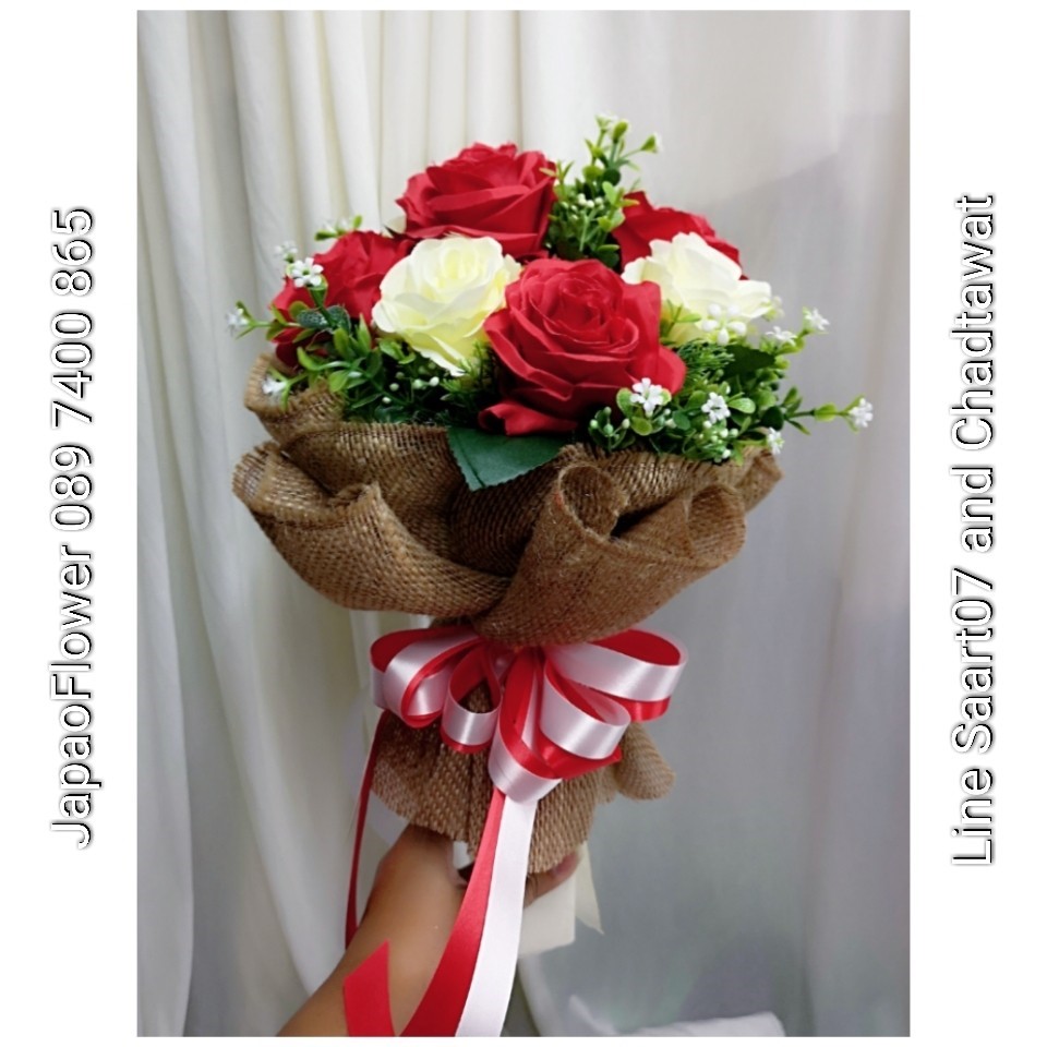 ช่อดอกกุหลาบขาวแดง