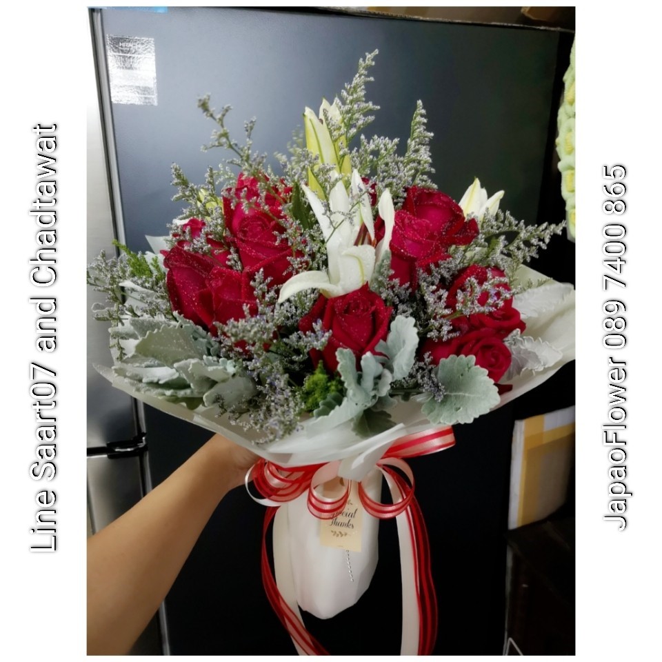 ช่อดอกกุหลาบสีแดง แซมดอกลิลลี่ขาว