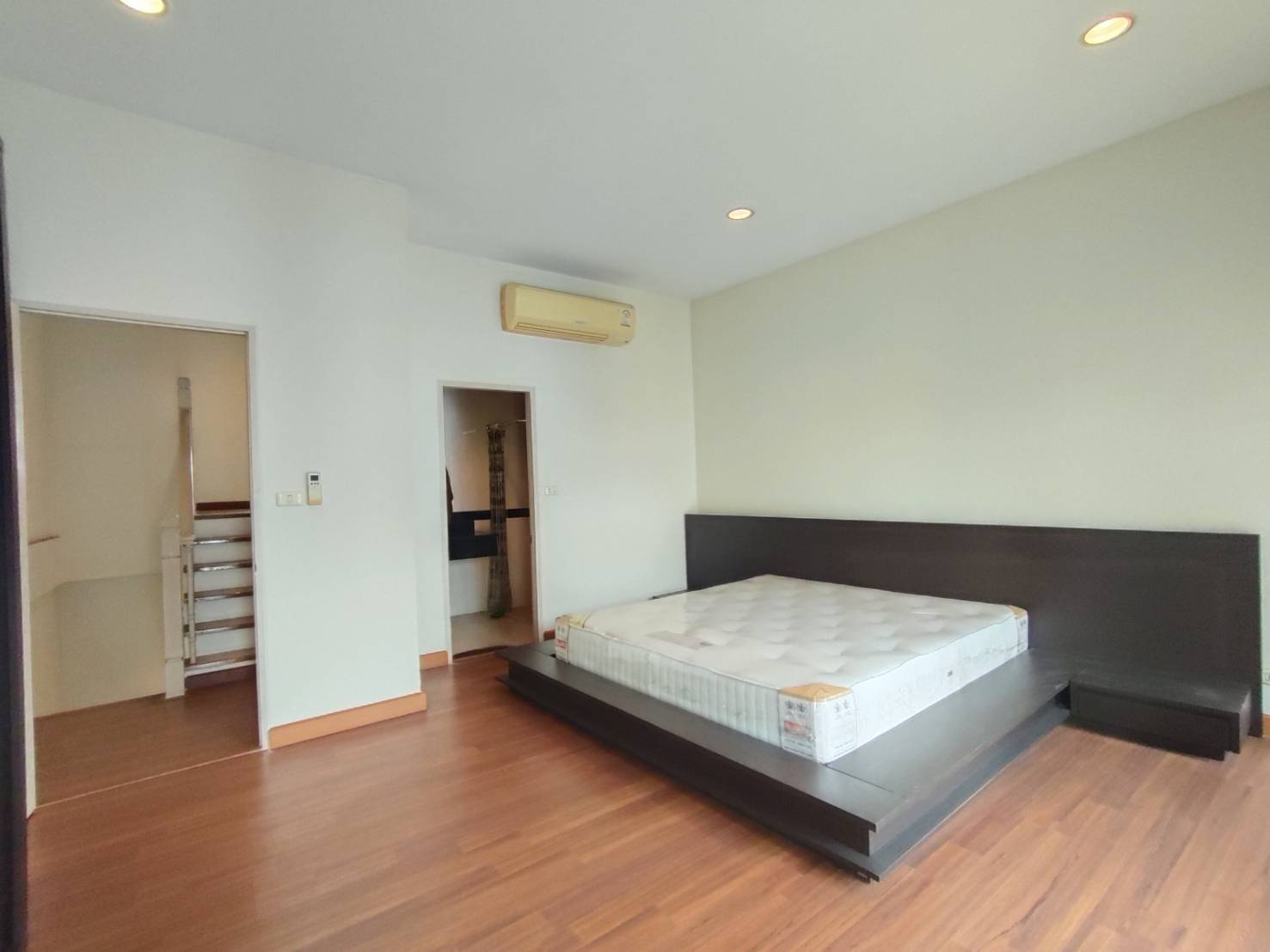 ทาวน์โฮม 3 ชั้น บ้านกลางเมืองสวิสทาวน์ ซ.ประเสริฐมนูกิจ 25 ถ.เกษตร-นวมินทร์ ลาดพร้าว บ้านอยู่หน้าคลับเฮ้าส์ ทำเลดี บ้านสวย พร้อมอยู่ Baan Klang Muang Swiss Town