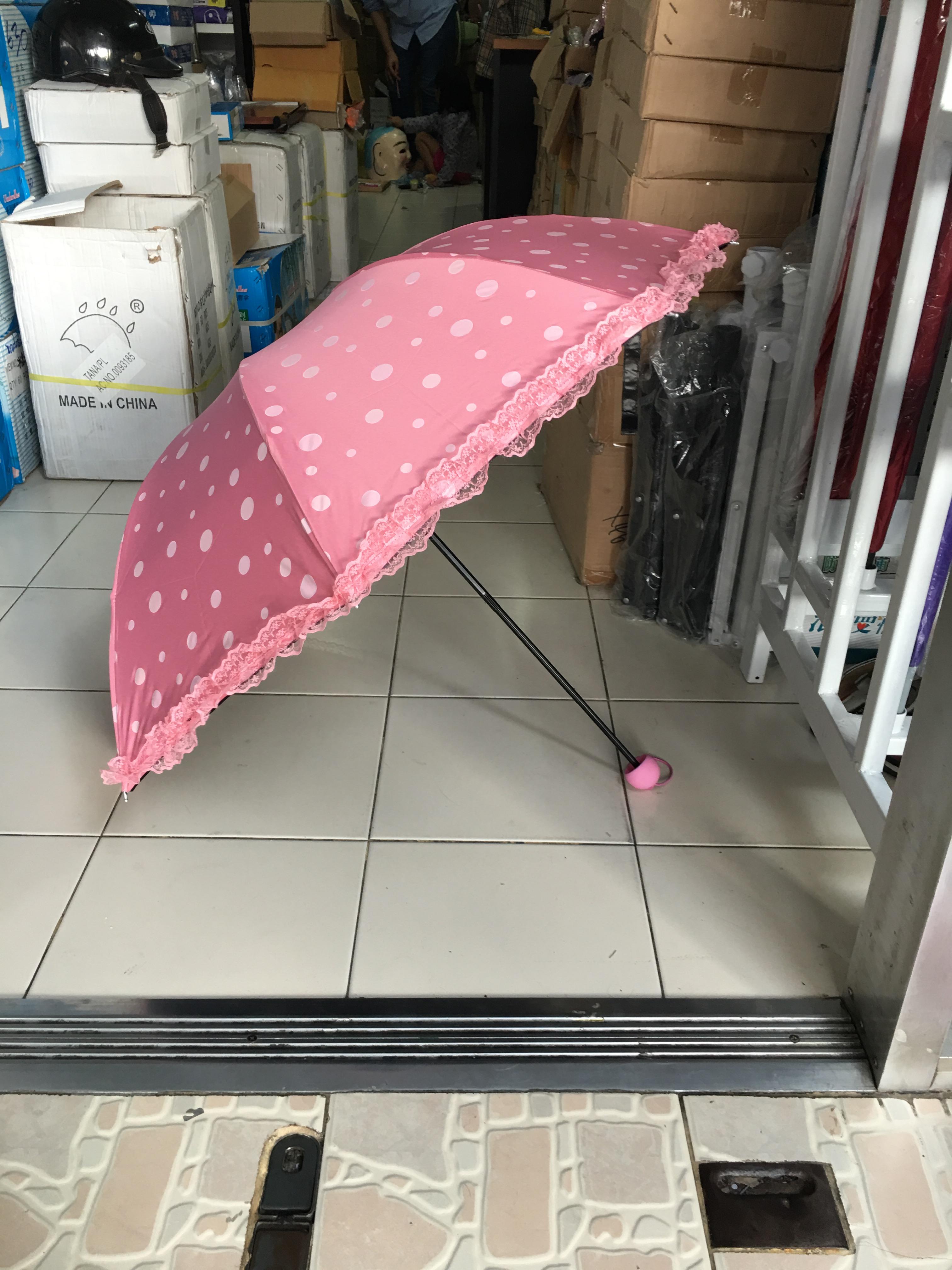 ร่มโค้งแฟชั่นลายจุดโดนแสงเปลียนสีได้ไม้มีระบายยูวีสีดำ