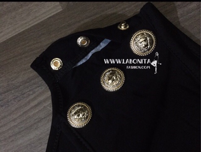 เสื้อแขนกุดBALMAIN ไหล่ติดกระดุมทอง