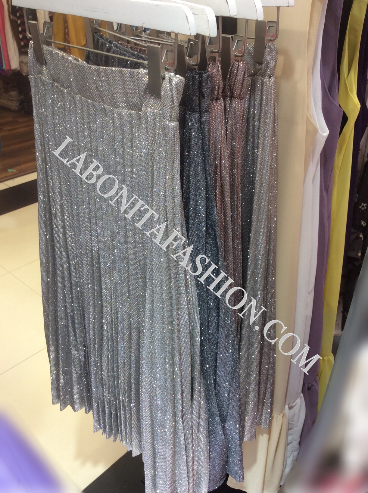 ส่งฟรี!! กระโปรงอัดพลีทผ้ากลิตเตอร์ เลื่อมๆวิ้งๆ