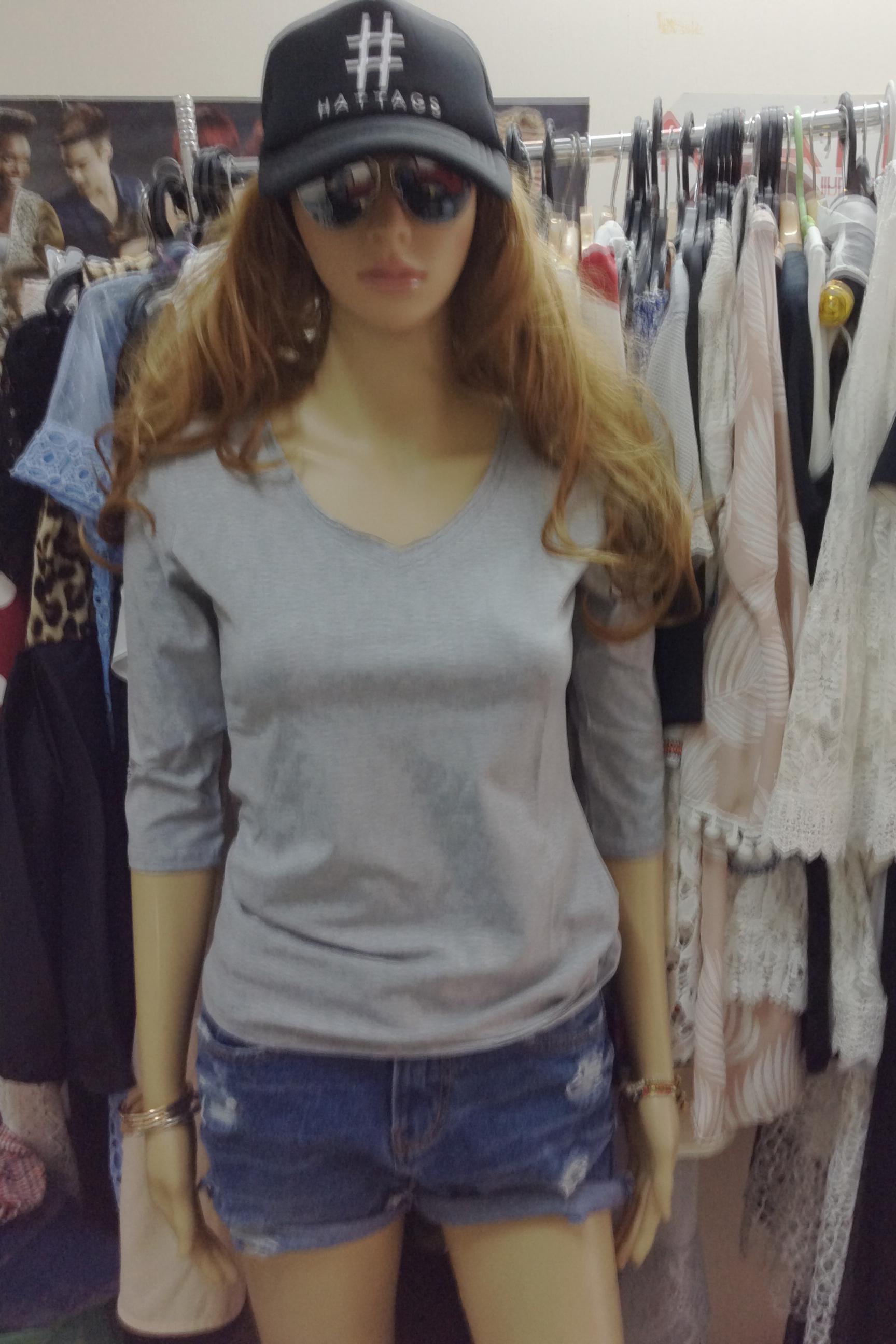 เสื้อยืดคอวีแขนสามส่วน ทรงสวยเหมาะกับสาวมั่นสุดๆ ทรงเข้ารูป ผ้ายืดใส่สบาย มี 9 สี จัดๆๆๆไปเลยย