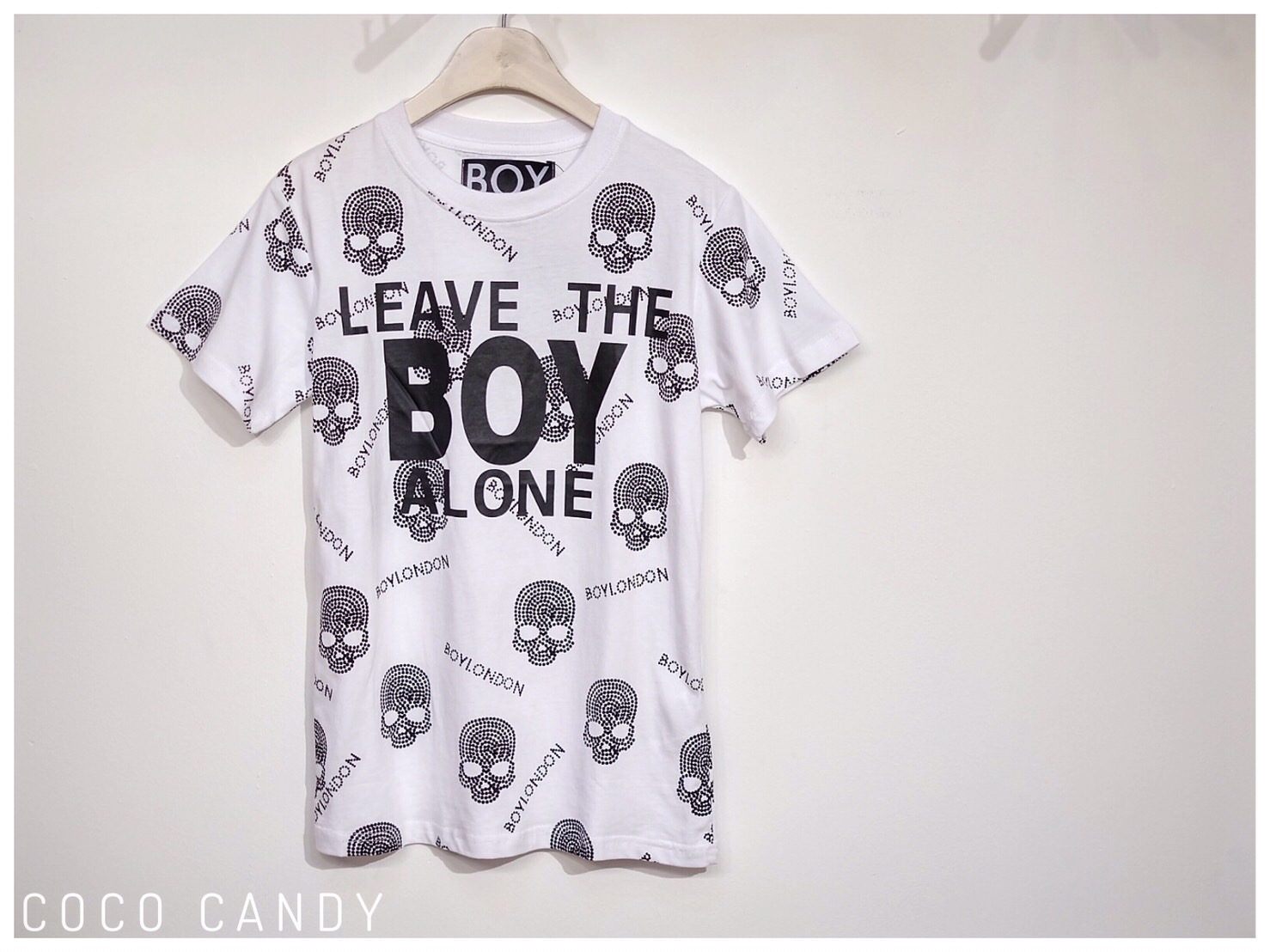 เสื้อยืดแบรนด์ BOY LONDON ลายพิมกะโหลกจุดทั่วทั้งตัว ด้านหน้าพิมคำพูด Leave The Boy Alone เนื้อผ้าคัตต้อนอย่างดีเนื้อผ้าไม่หนามากค่ะใส่สบาย สินค้างานเกรดMirror มาพร้อมป้ายคอ ป้ายกระดาษ ป้ายแคร์ ครบถ้วนค่ะ