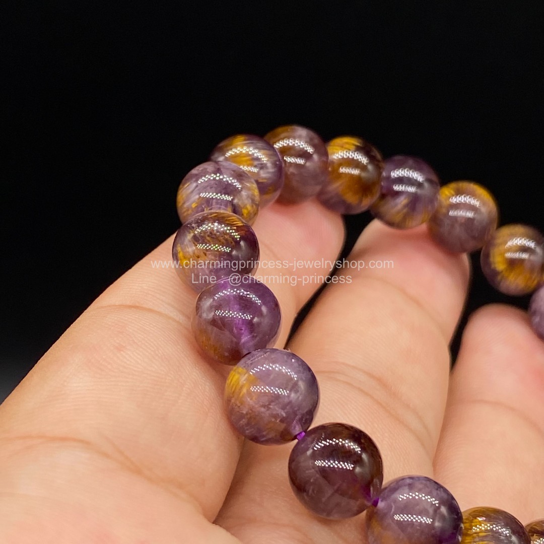 Cacoxenite in Amethsyt AAA คาค็อกซิไนท์ในอเมทิสต์ 9.5 มม ภายในมีแร่สีทองระยิบระยับเสริมอำนาจบารมีความมั่งคั่งร่ำรวย สวยน่าใส่มากๆค่ะ