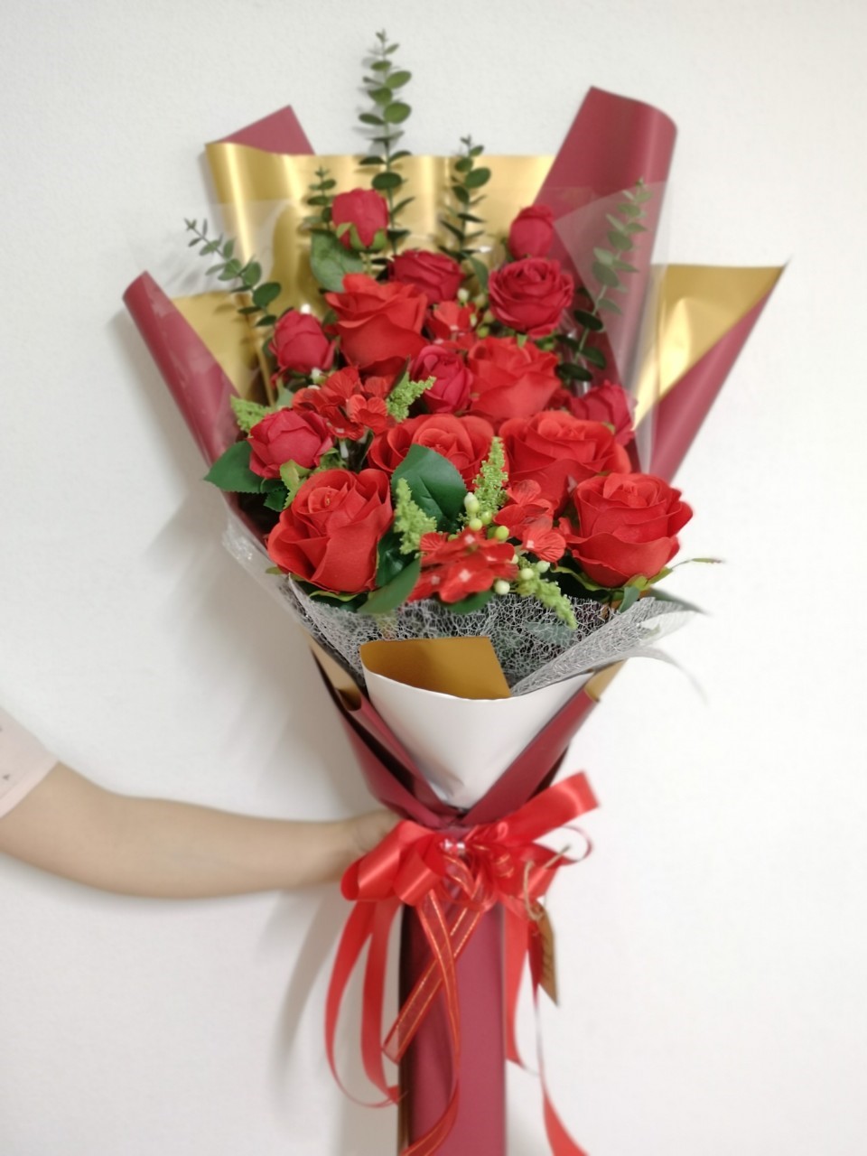 ช่อดอกกุหลาบแดง ทรงสูง (ดอกไม้ประดิษฐ์)