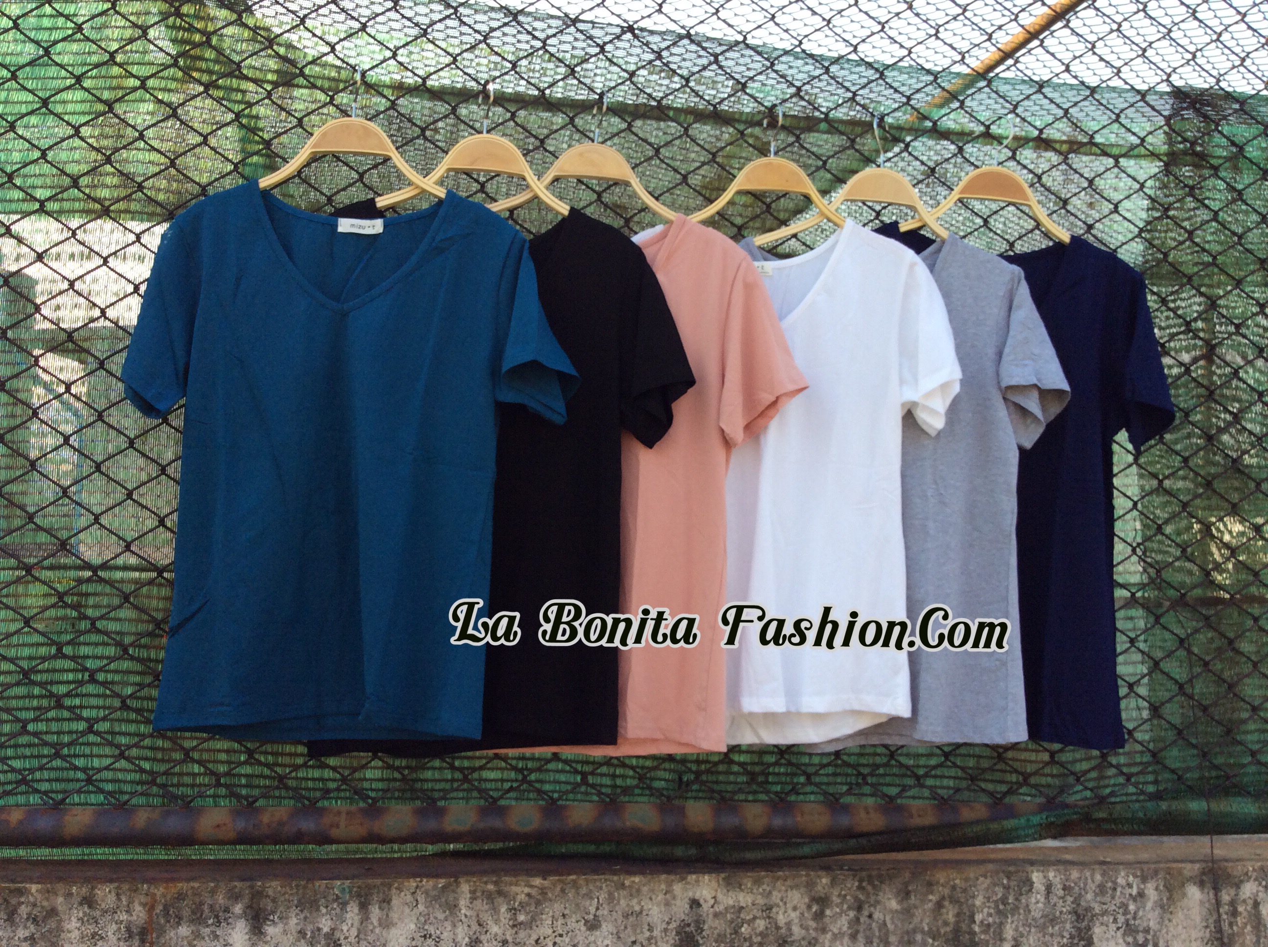 เสื้อยืดคอวีเนื้อนุ่มมมม สีสวยๆ ตัวเดียวปังเรย ใส่กับอะไรก็สวย เนื้อดี ทนฝุดๆๆ สีมีครบตามรูปเลยค่ะ