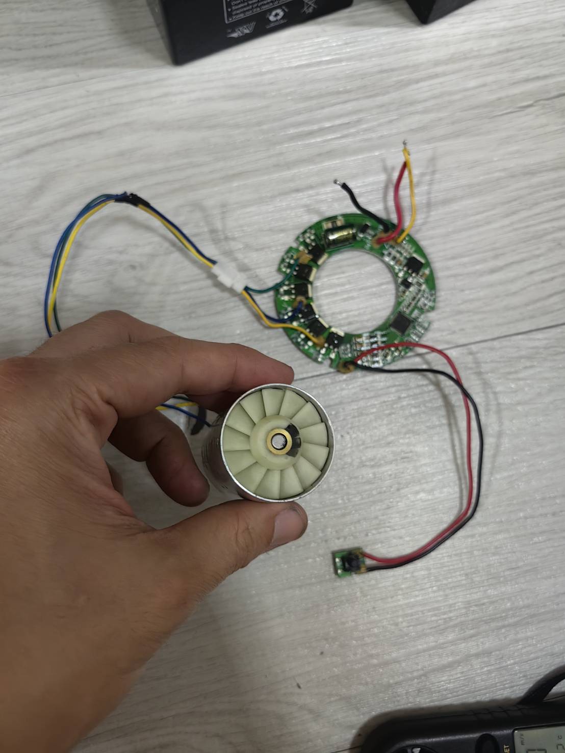 MO52 มอเตอร์พัดลมบลัสเลส 35mm 10-24V DC 100000รอบ ให้แรงลมสูงสุด 108 km/h