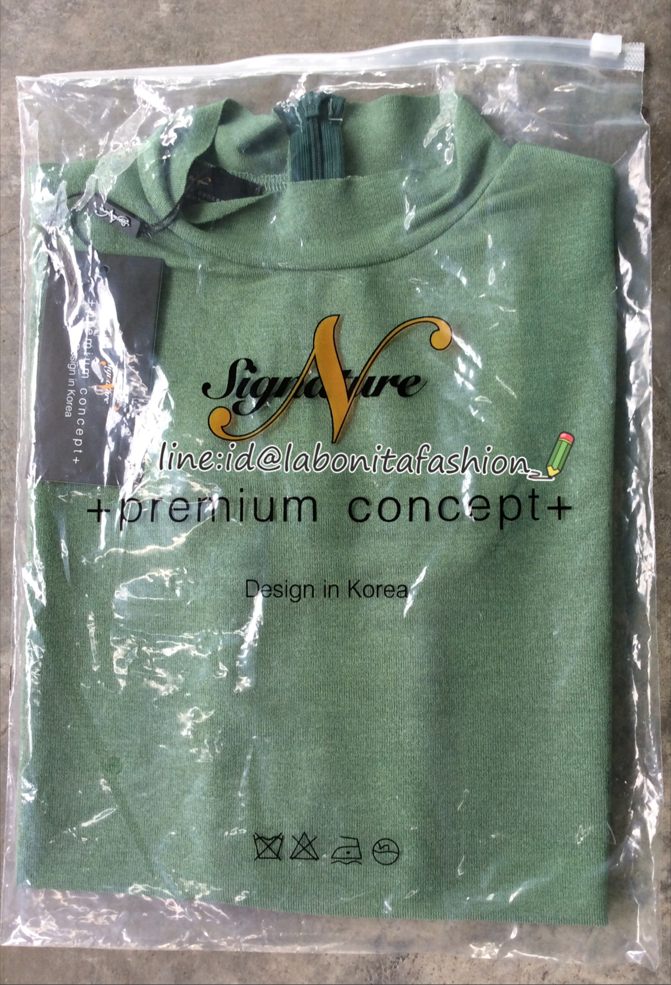 RE-STOCK ขาายดีมากๆๆๆ สินค้าพร้อมส่ง...Hot Item... เสื้อคอปีนผ้าเกาหลี ดีเทลด้านหลังใส่ซิป ผ้าเบา ใส่สบายแพทเทิร์นคือดี รอบนี้จัดแต่สีโดนๆทั้งนั้นเลยค่ะ แมทกับอะไรก็เผ็ชช ตามรูปค่ะ จัดการครบสียังคะ งานn signature premium concept