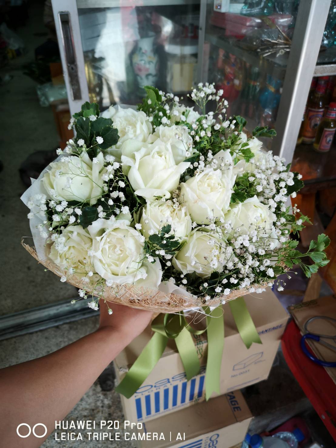 ช่อดอกกุหลาบสีขาว ทรงกลม ห่อด้วยตะข่าย